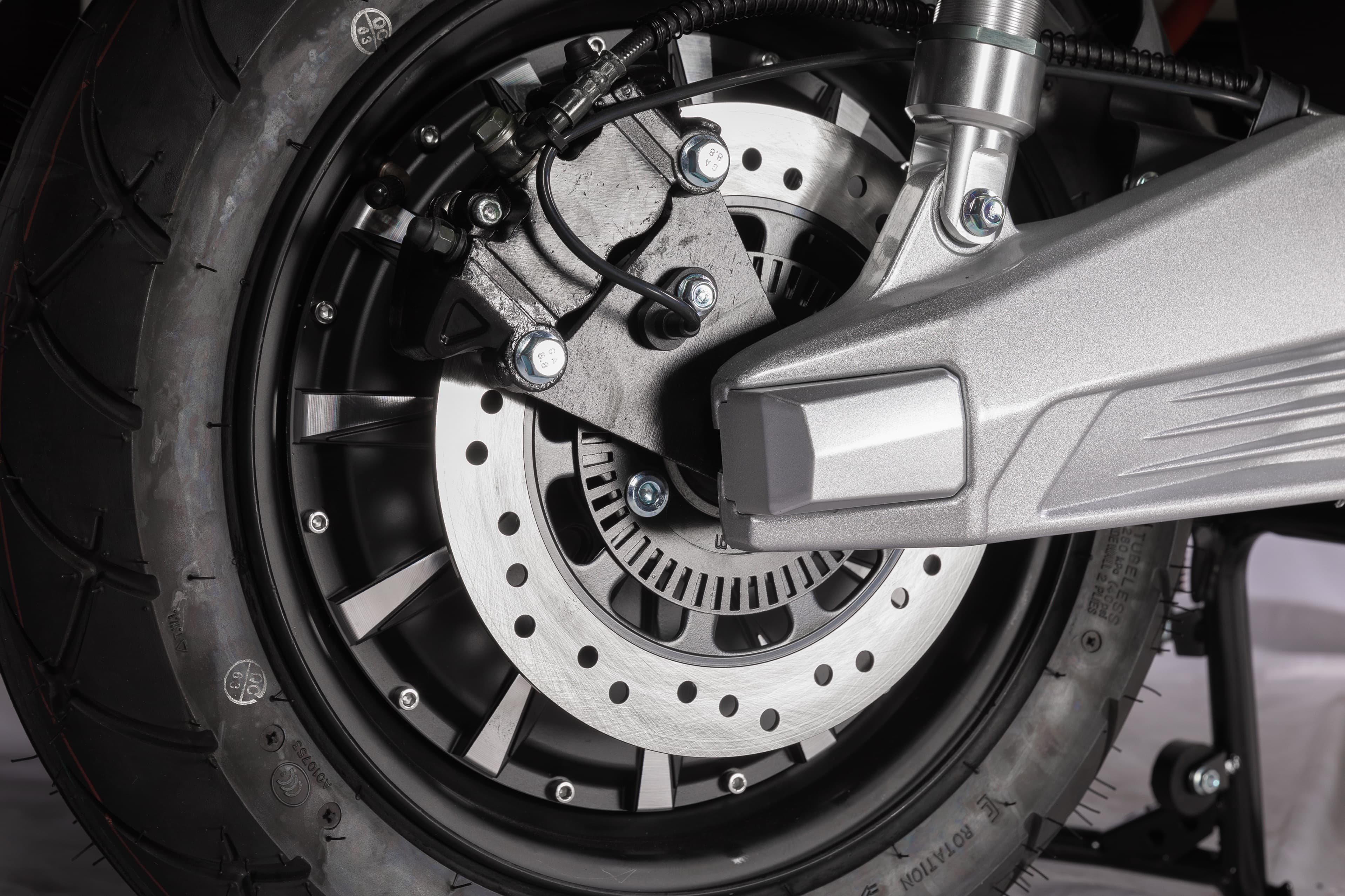 Nachhaltig, leistungsstark, sicher, TiSTO: Dein Elektroroller für die Zukunft.